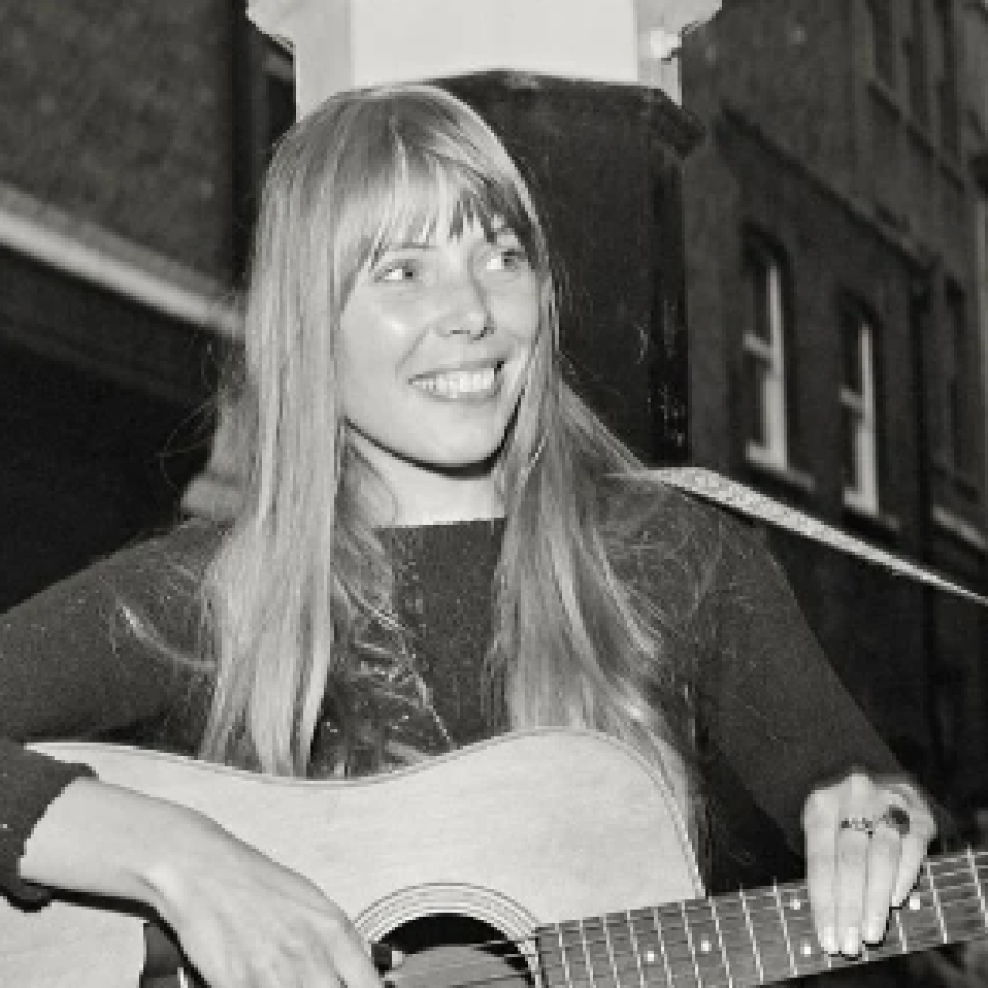 Joni Mitchell with guitar La Caja Musical - Blog de difusión musical
